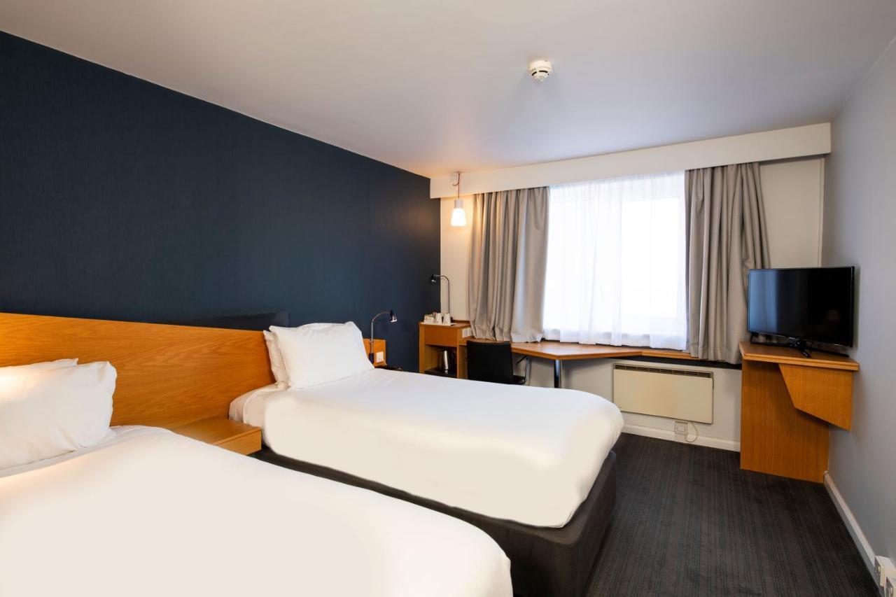 Holiday Inn Express Newport Guest Room & Suite Options